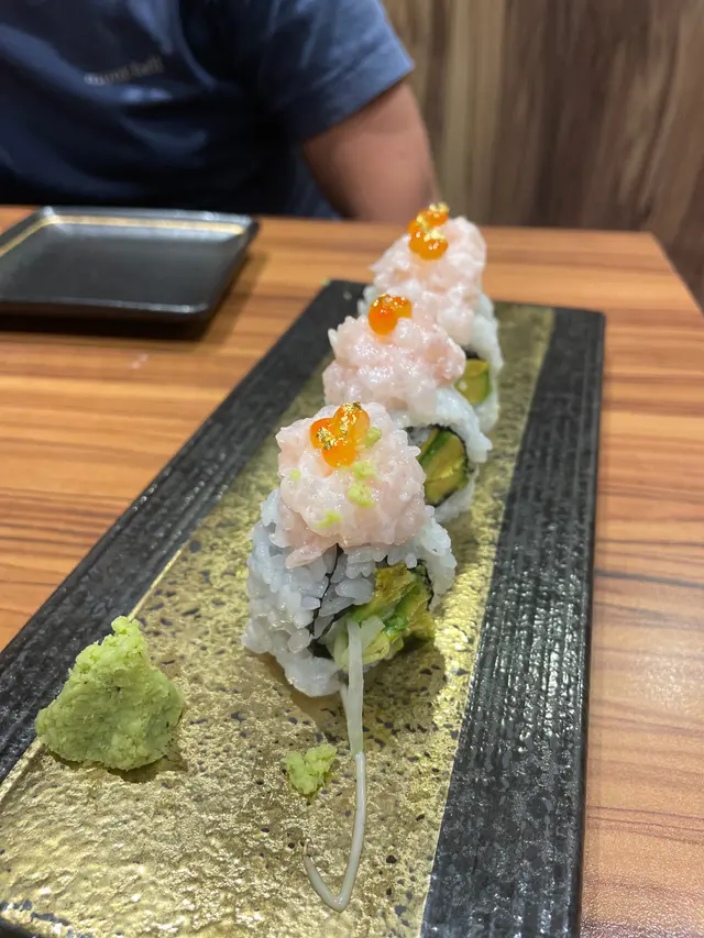 牛油果食落幾refreshing,加埋甜蝦同三文魚子都係清新感覺