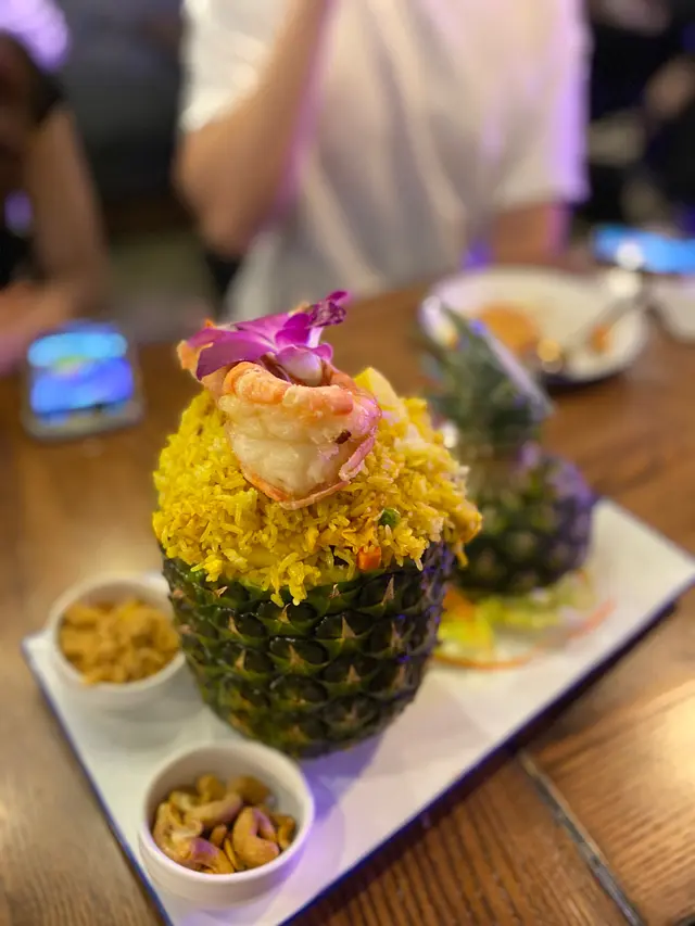 原隻菠蘿海鮮炒飯