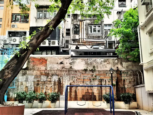 牆上有簷縫嘅位置就喺餐廳露台位