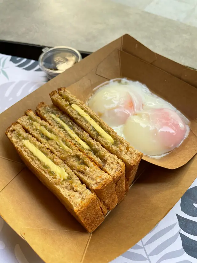 半熟蛋 配 咖吔多士