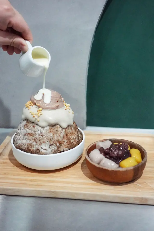 芋泥焙茶奶蓋雪花盛盤