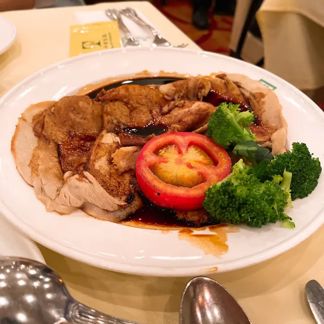 呢個燒豬髀小編好中意食，主要係因為佢醃得好入味，而豬髀又切得薄薄一片，肥瘦適中，配埋佢地既特製燒汁真係好正！中意食豬肉既朋友一定要試吓👍