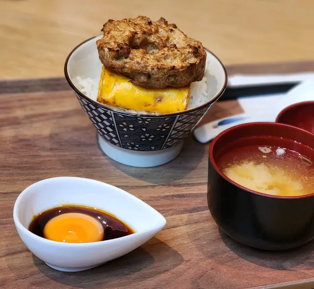 昼月雞肉玉子丼