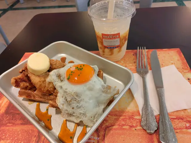 招牌炸鸡华夫饼配杏仁碎奶昔