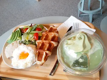 左: 鸡肉云朵蛋, 右: 抹茶Latte配抹茶乳雪糕