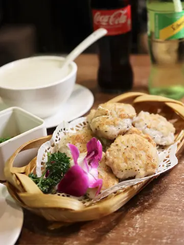香煎黑松露手打莲藕墨鱼饼