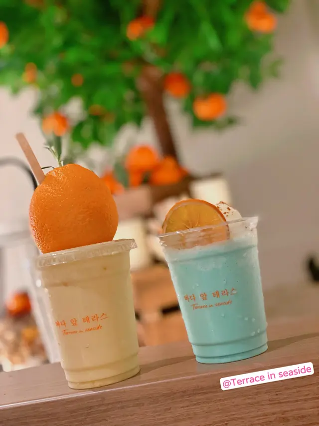 看住有一個橙放左係杯上，原來是挖空，訪問朋友，飲得如何，有柑橘乳酪味又好甜～十分好清香！賣相好吸引..是濟州運嚟既柑橘…
