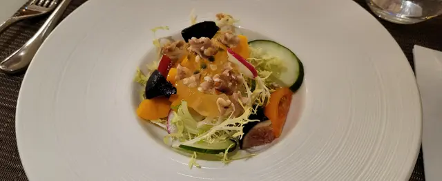 蘆薈鮮果合桃沙律配熱情果汁