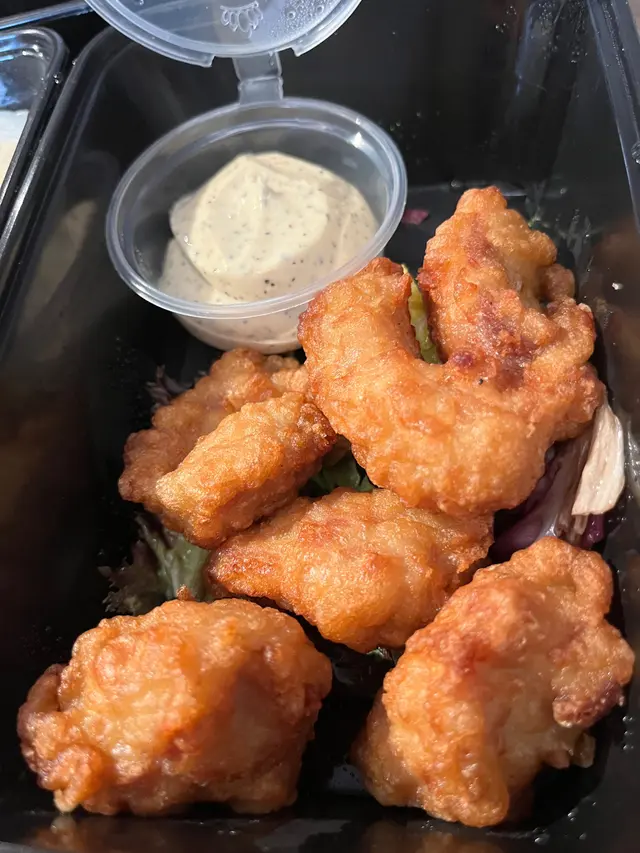 唐揚炸雞配黑椒蛋黃醬