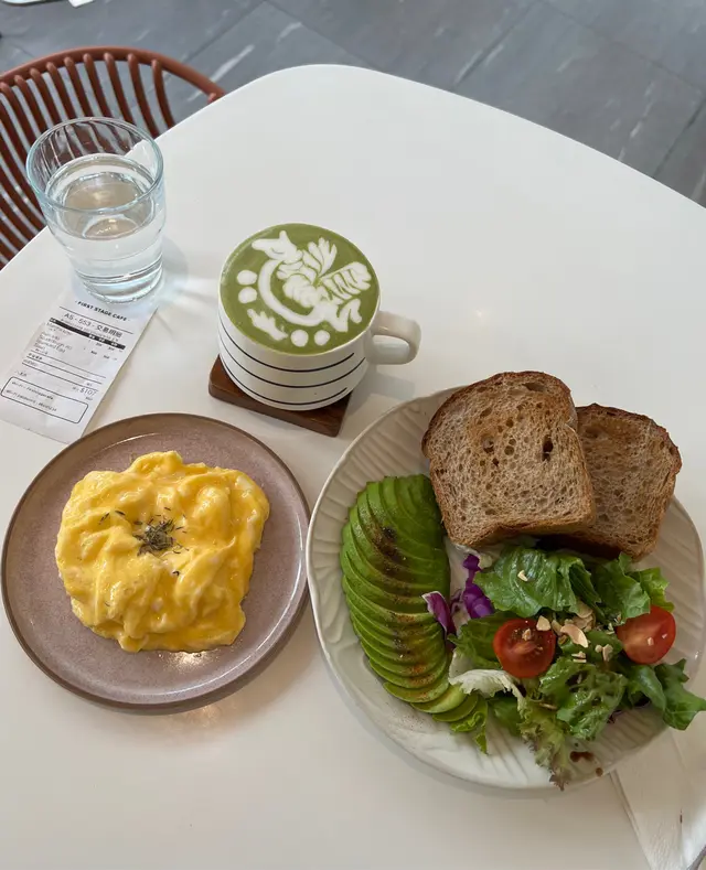 牛油果酸種麪包配沙律和炒蛋，熱抹茶鮮奶