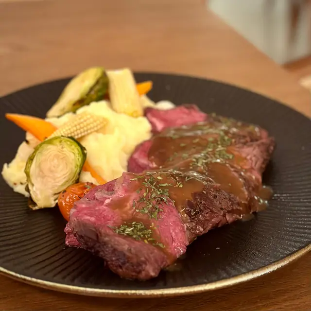 奶油煎美國封門柳扒配薯蓉及香烤雜菜