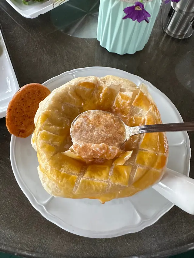 酥皮龍蝦湯配蒜茸包