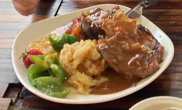 牛肉眼配薯仔（洋蔥汁）