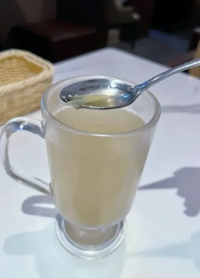 以新鮮生薑製成,磨成薑粉,薑味夠晒辣。連薑絲奉上,原汁原味,真材實料,養生之餘飲落喉嚨好舒服。