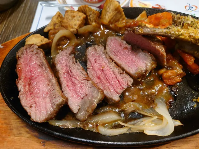 七成熟切開之後肉的顔色好靚，中間微微粉紅色。令人回味無窮！