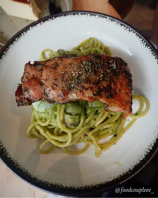 上次就介紹左牛油果意大利飯，今次就試下牛油果醬意粉。呢個慢煮雞扒好入味，香草味好香，肉質好淋。呢個牛油果醬比起上一間介紹嘅cafe較為好食，牛油果醬份量適中，味道剛剛好🥰