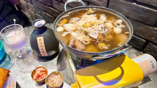店家參考咗韓國宮廷御膳食譜，
加入紅棗、冬菇、栗子、蘿蔔等食材一齊熬煮，以食材天然甜味帶出牛肋骨嘅肉香～
