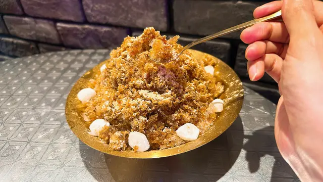 刨冰上淋上香甜嘅黑糖蜜
加上大量黃豆粉和煙韌嘅麻糬,不錯嘅配搭!