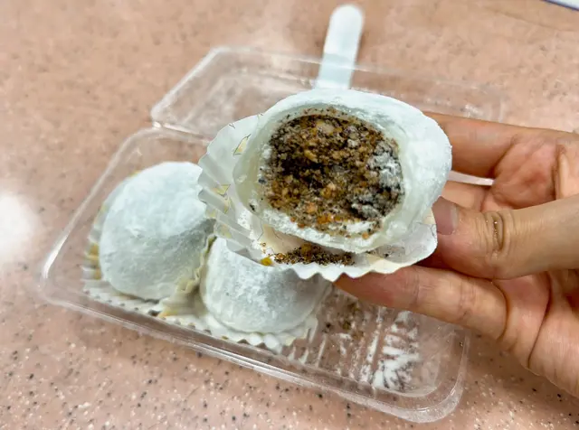 即叫即包‼保證夠新鮮！👍🏻
花生黑芝麻餡，一次過有晒兩種口味，
味道幾香口，唔會過甜，
糯米皮幾煙韌，
見到有網評嫌冇咩味，
個人黎講，糯米皮唔係就係糯米香咩？本身都真係冇咩味架喎！🤔
買完最好即日食，唔好留過夜！