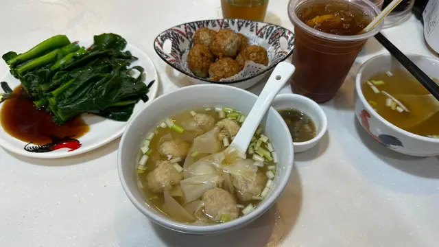 雲吞。炸鯪魚球。