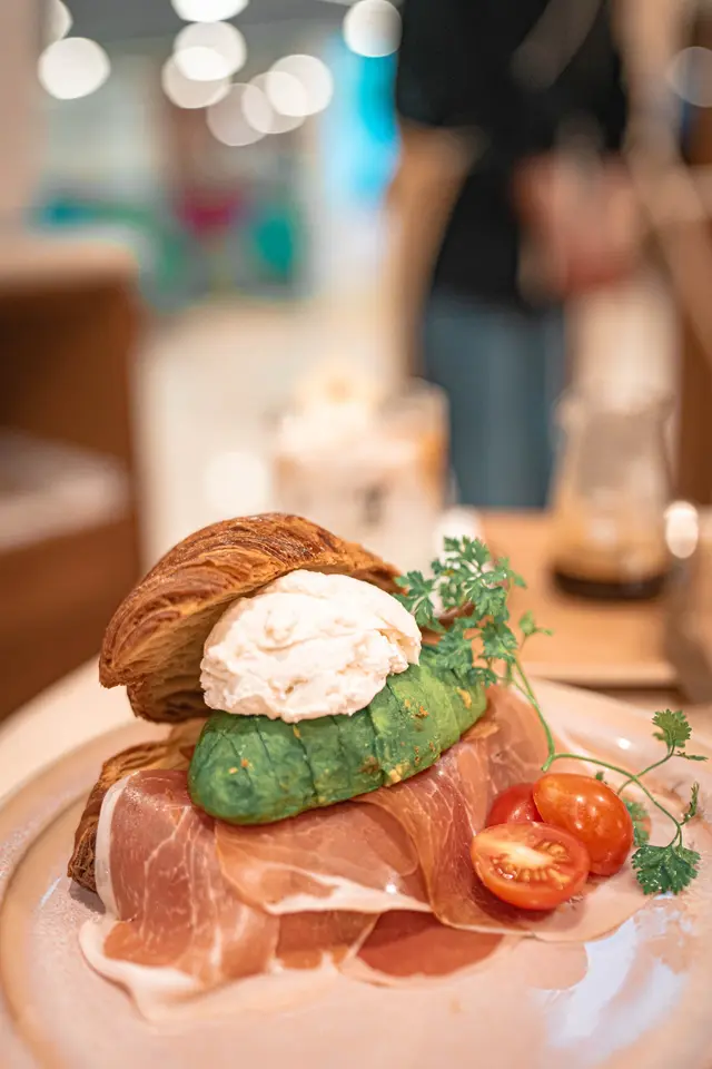 牛油果火腿牛角包+布拉塔芝士