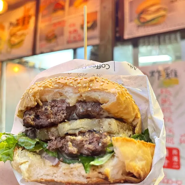 真係唔講得笑,每塊牛肉都有成一厘米厚,一個漢堡入面仲要有兩塊牛肉,啖啖都鬆軟好有肉感,最大驚喜係充滿肉汁,果然係手打牛肉!👍🏻👍🏻小店心思的確係更勝大型連鎖店!🥩🥩配埋菠蘿同埋蜜糖芥末醬,簡直係無可挑剔😋😋至於麵包就大大塊,外脆內鬆化。整個漢堡足足有13厘米,相當足料🈵🈵