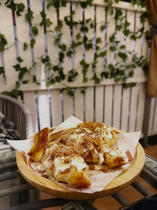 焦糖香蕉奶蓋牛角包窩夫