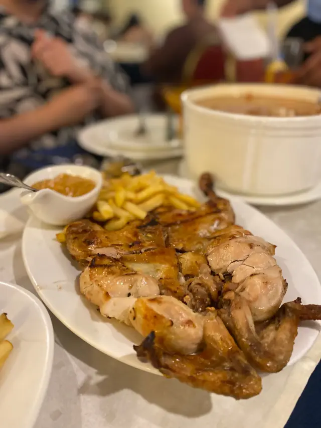 靈魂是其火辣的醬汁，但雞肉比較柴