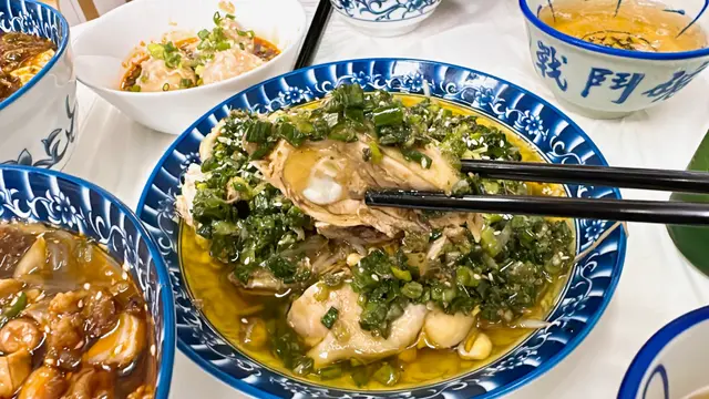 蔥花和薑蓉覆蓋整隻雞~
雞件幾厚肉,秘製醬汁以四川辣椒和花椒製成,
👅 麻香十足,好惹味!