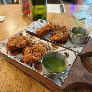Lunch set 款式方面共有5款，我选择了龙脷鱼，小食配了炸鸡两件，味道一般，不过不失  。  但环境方面需要改善，冷气不足，已经坐在餐厅内，不是接近门口位置，但基本上会一边进食一边流汗。  