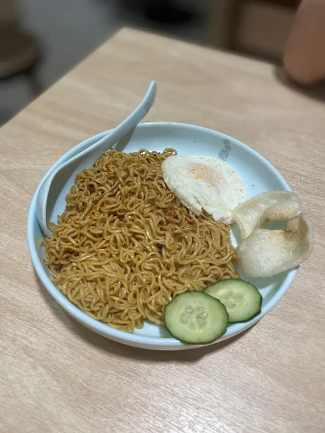 特色煎蛋印尼撈麵配蝦片