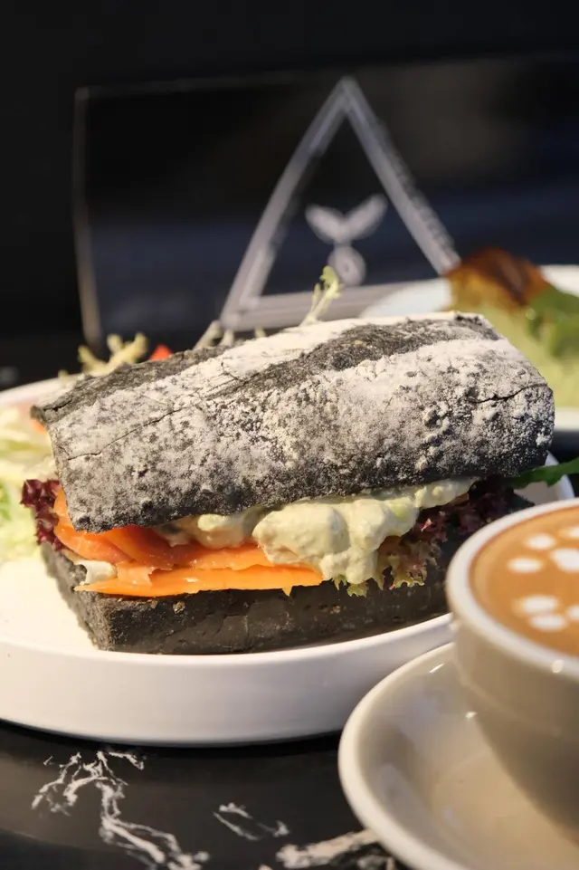 牛油果醬煙三文魚三文治