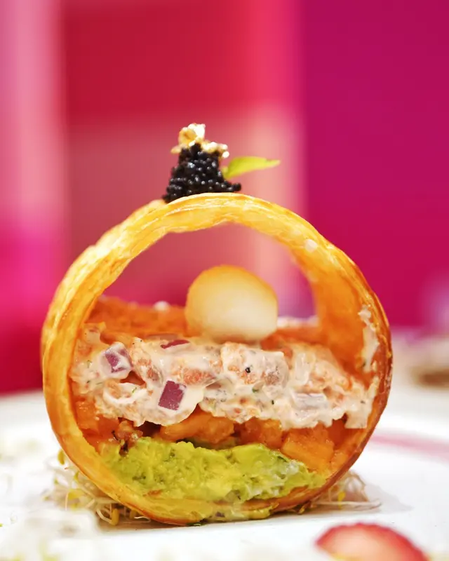 自家製酥皮黑魚籽牛油果煙三文魚水牛芝士波波他他