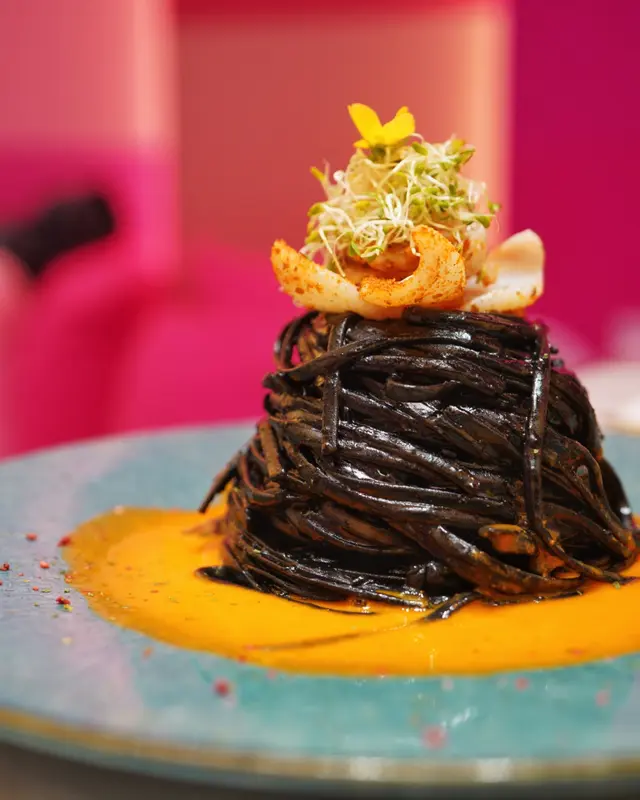 三文魚籽鮮魷魚海膽汁墨魚意大利粉