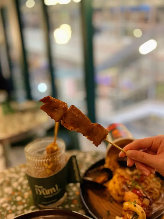 豬頸肉串、沙爹雞肉串和豬肉糯米串，一定要加上海鮮酸辣汁