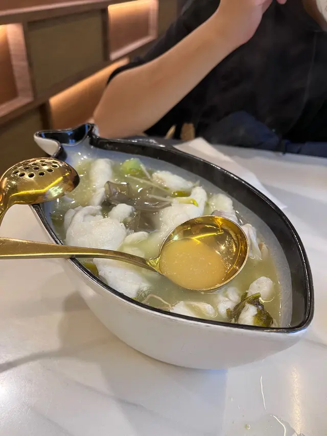 叫左小辣嘅酸菜魚,酸菜魚唔酸,偏淡。