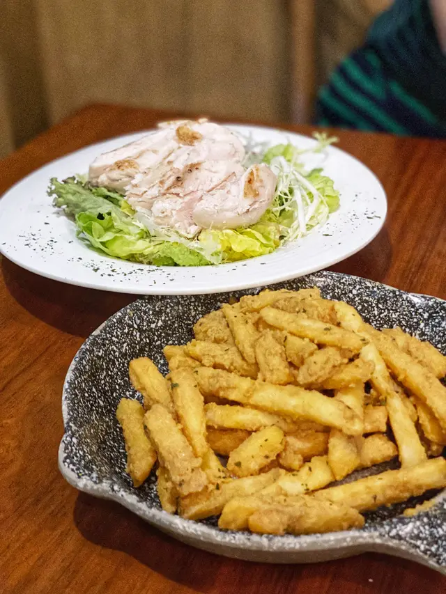 鹹蛋黃炒薯條。慢煮雞胸沙律