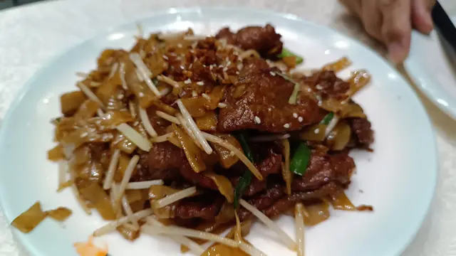 招牌蟹油炒牛河