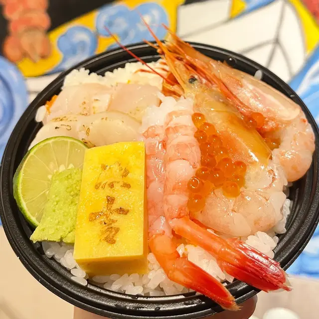 呢一個丼飯一樣係份量滿滿🈵帆立貝有輕輕火炙過，格外香甜！🐚另外一個丼飯有牡丹蝦、赤蝦同埋甜蝦，全部都非常大隻同埋鮮甜🦐除咗蝦同埋帆立貝之外，丼飯上面中鋪滿蟹籽同三文魚籽，啱晒攞嚟送飯！💓💓💯
