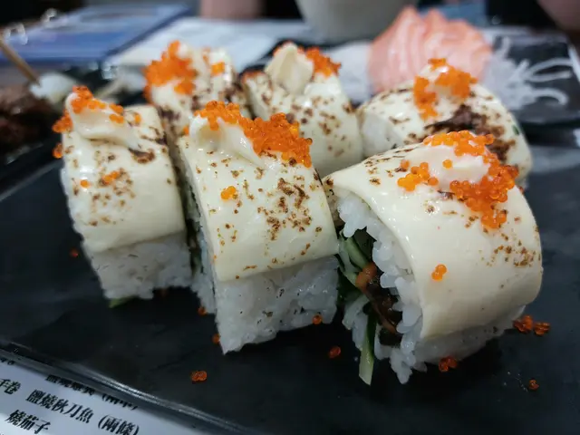濃厚的芝士覆蓋著卷物表面,芝士係燒過的,十分香濃👍,雖然鰻魚比較細粒,但有芝士彌補。如果你想食鰻魚,可以直接點鰻魚壽司。因為這個鰻魚比較細粒,可能放入口中未必食到鰻魚嘅香味。