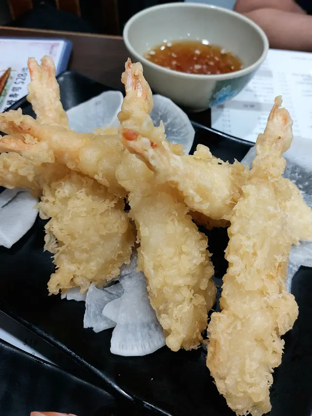 天婦羅炸蝦係即點即炸,上台嘅時候仲係熱辣辣。總括而言,幾好食,好脆口,粉漿又唔會太厚。除此之外,仲會附上一碗天婦羅沾汁,給你解熱氣!