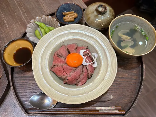 京蔥牛柳壽喜燒汁蓋飯