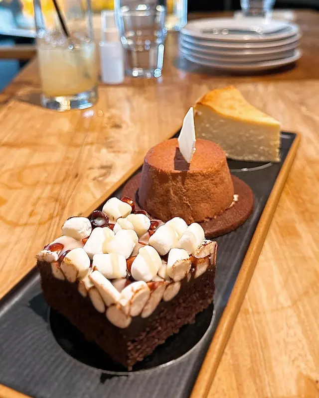 ʙʀᴏᴡɴɪᴇ, ʙᴀɴᴀɴᴀ ᴄʜᴏᴄᴏʟᴀᴛᴇ ᴄᴀᴋᴇ, ᴄʜᴇᴇsᴇᴄᴀᴋᴇ