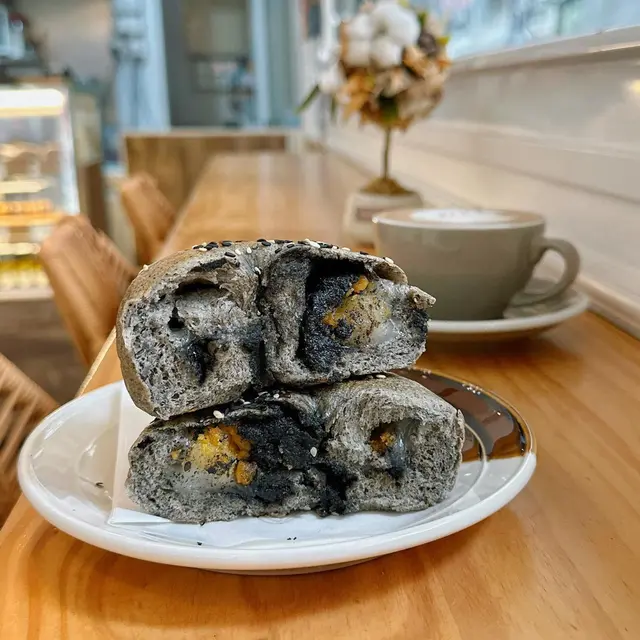 黑芝麻鹹蛋黃麻糬貝果