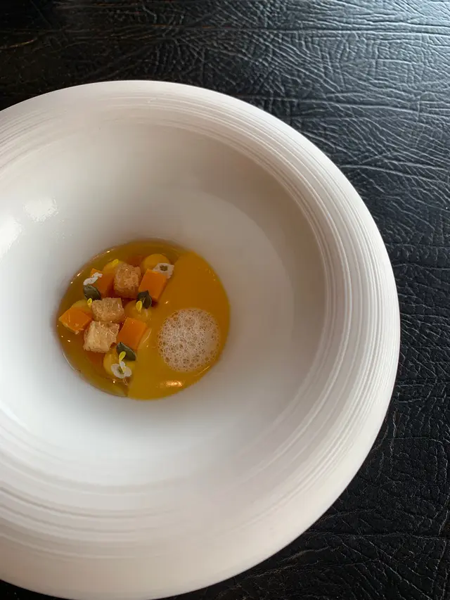 日本南瓜非常甜，平衡左底層係鵝肝茸凍嘅鹹味，而鵝肝層嘅味又勁香又滑，中間有鮮甜海膽醬同南瓜子，味道同口感都好好