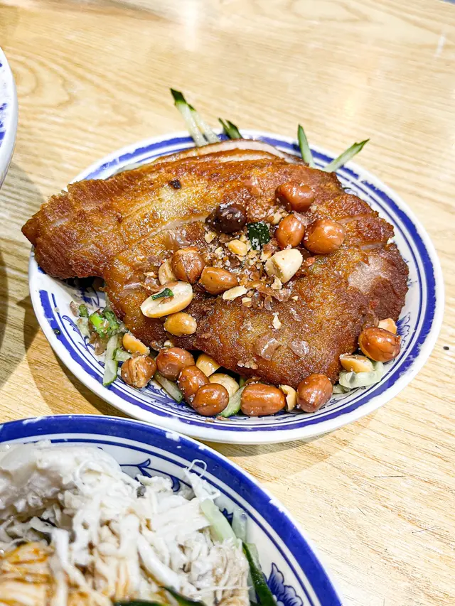 麻辣豬頸肉刀削麵