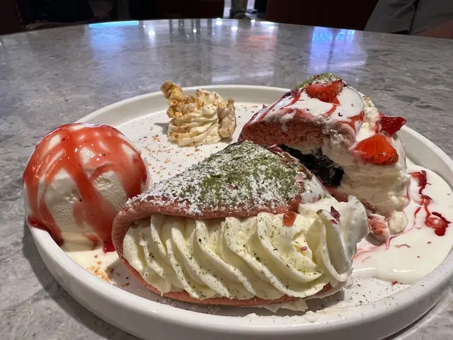 玫瑰珍珠草莓舒芙蕾班戟配香草冰淇淋