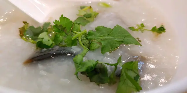 金菇皮蛋粥