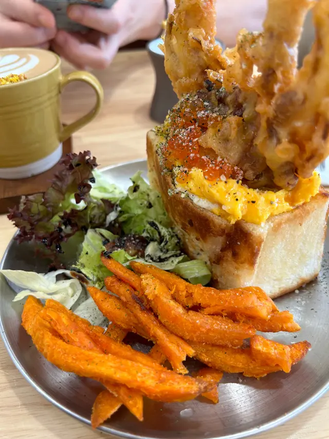 金沙軟殼蟹三文魚籽海鮮沙律盒子吐司