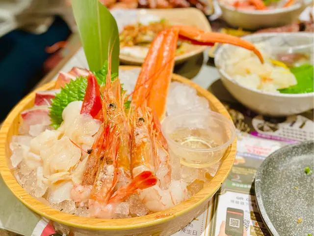 魚類嘅話當然就有人見人愛嘅三文魚,每一塊都係算厚身,咁就可以享受到最真正嘅海洋鮮味。 🐟另外中罕有出現池魚王刺身